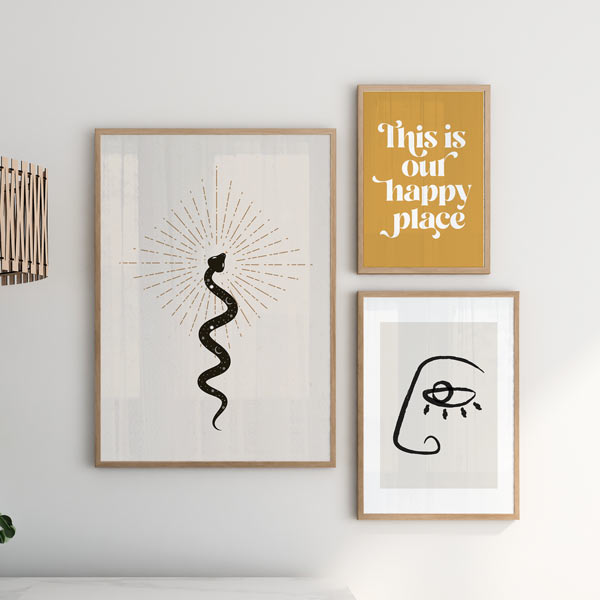 decoración con cuadros, ideas - Cuadro con ilustración de serpiente. Una obra abstracta y minimalista sobre un fondo beige oscuro.