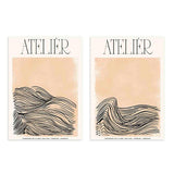 Conjunto de dos cuadros, ilustraciones minimalistas de olas, tonos beige y palabra "Atelier"