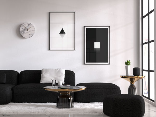 Decoración con cuadros, mural -  cuadro geométrico y minimalista de prisma negro y fondo blanco. Lámina decorativa.
