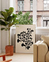 decoración con cuadros, ideas - lámina decorativa de ilustración de flor abstracta en negro sobre fondo beige amarillento - kuadro