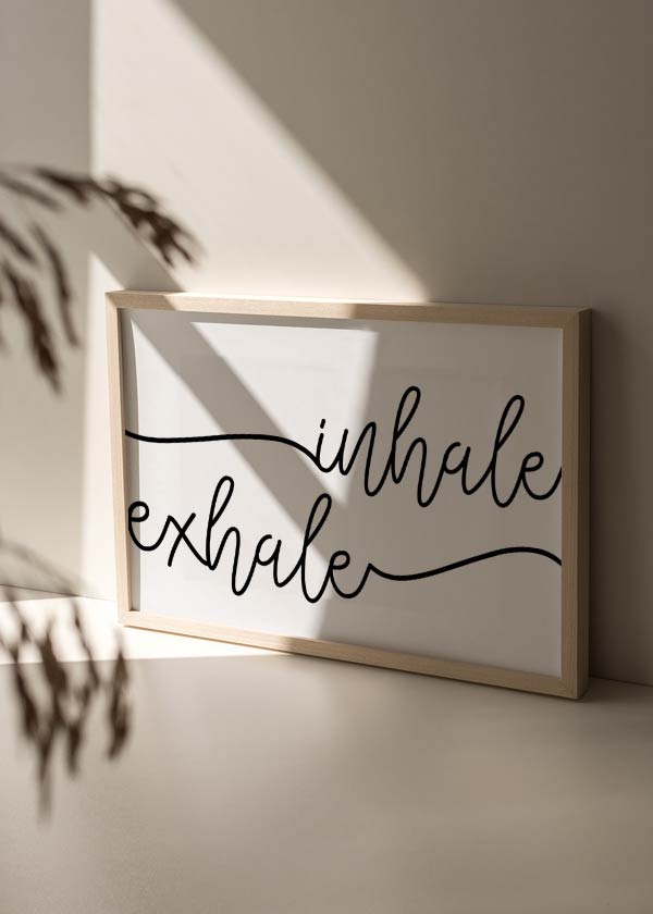 decoración con cuadros, ideas - lámina decorativa horizontal en blanco y negro con frase "inhale exhale" - kuadro