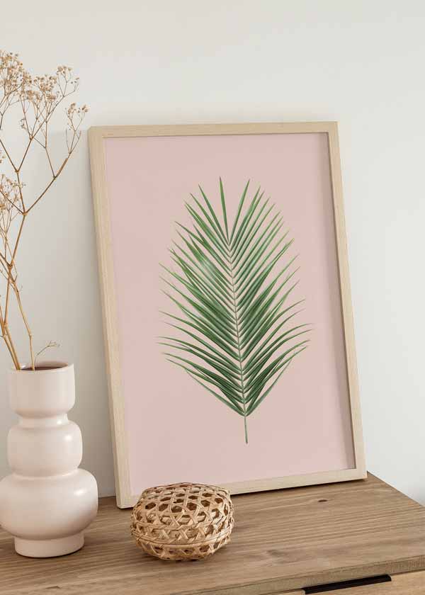 decoración con cuadros, ideas - lámina decorativa de hoja de palmera verde sobre fondo beige crema, estilo nórdico y de flores - kuadro