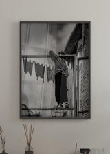 decoración con cuadros, ideas - cuadro fotográfico en blanco y negro de niño jugando - kuadro