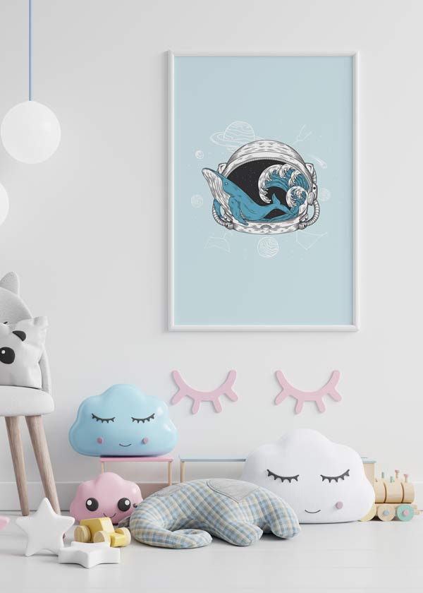 Decoración con cuadros, ideas -  cuadro infantil de ballena y casco de astronauta en tonos azules. Lámina infantil de animal ballena.