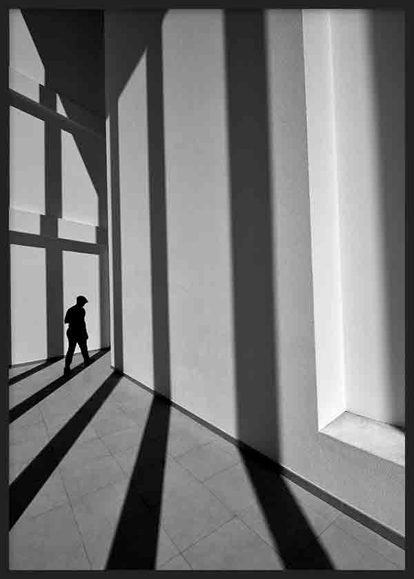 cuadro lámina decorativa fotográfica en blanco y negro de sombras proyectadas y persona - kuadro