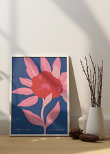 Decoración con cuadros, ideas -  lámina decorativa de ilustración de flor en tonos rosas y rojos, con fondo azul