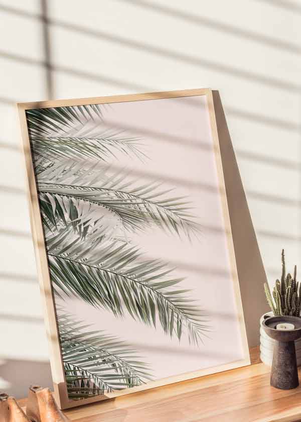 decoración con cuadros, ideas - lámina decorativa de hojas de palmera sobre fondo beige, estilo nórdico y floral - kuadro