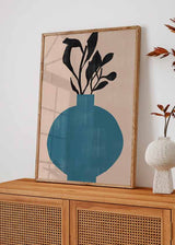 decoración con cuadros, ideas - lámina decorativa de ilustración de jarrón azul con flores negras sobre fondo color tierra, estilo nórdico - kuadro