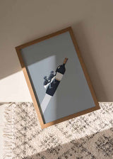 decoración con cuadros, ideas - lámina decorativa vintage de collage de dos hombres jinetes cabalgando una botella de vino - kuadro