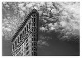 lámina decorativa de edificio y cielo, fotografía en blanco y negro - kuadro