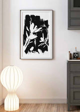 Decoración con cuadros, ideas -  cuadro de flores sobre fondo negro pintado en brocha gruesa y trasfondo blanco. Lámina decorativa.