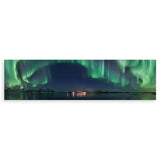 cuadro horizontal y fotográfico de una aurora boreal sobre río y montañas - kuadro