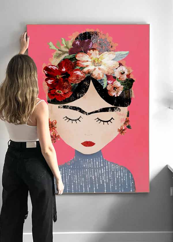 decoración con cuadros grandes, ideas - lámina decorativa de Frida Kalho sobre fondo rosa, ilustración colorida - kuadro