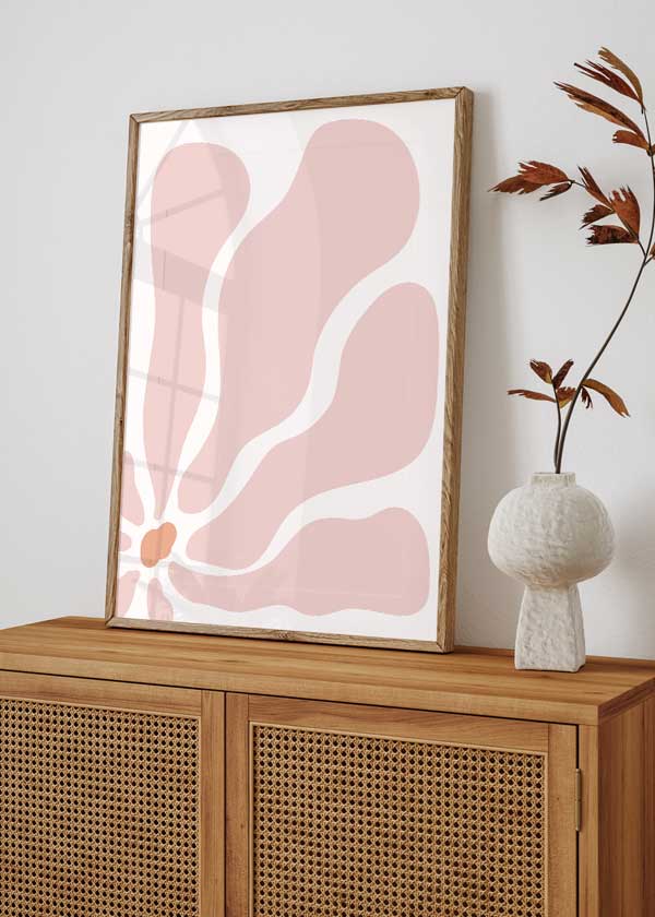 Decoración con cuadros, ideas -  lámina decorativa con ilustración de flor en colores rosa y beige pastel.