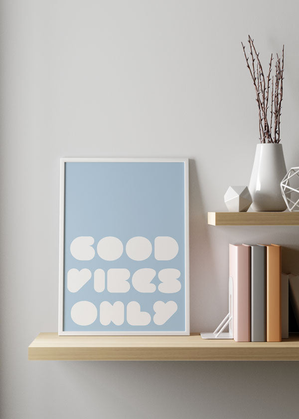 Decoración con cuadros, ideas -  lámina decorativa alegre con frase "Good Vibes Only" en blanco con color de fondo azul cielo