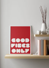 Decoración con cuadros, ideas -  lámina decorativa con frase alegre "solo buen rollo" en blanco sobre fondo rojo brillante