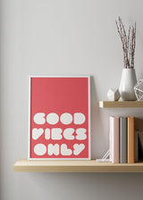 Decoración con cuadros, ideas -  lámina decorativa con frase alegre "solo buen rollo" en blanco sobre fondo rojizo
