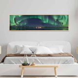 cuadro horizontal encima del sofá y fotográfico de una aurora boreal sobre río y montañas - kuadro