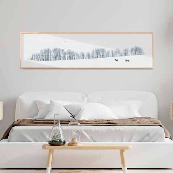cuadro horizontal y fotografico encima de la cama de paisaje nevado con ciervos y bosque - kuadro