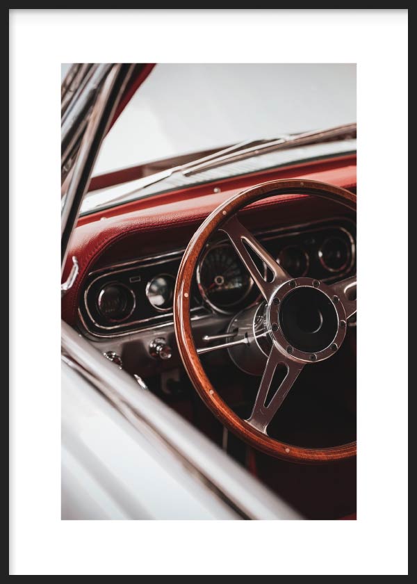 lámina para cuadro fotografía de interior de coche vintage en color rojo. Lámina decorativa de foto del interior de un coche vintage.