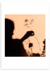 cuadro de fotografía de sombra de persona y flores. Lámina decorativa.