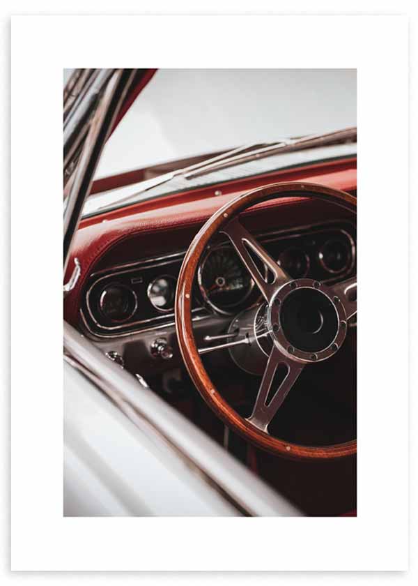 cuadro fotografía de interior de coche vintage en color rojo. Lámina decorativa de foto del interior de un coche vintage.