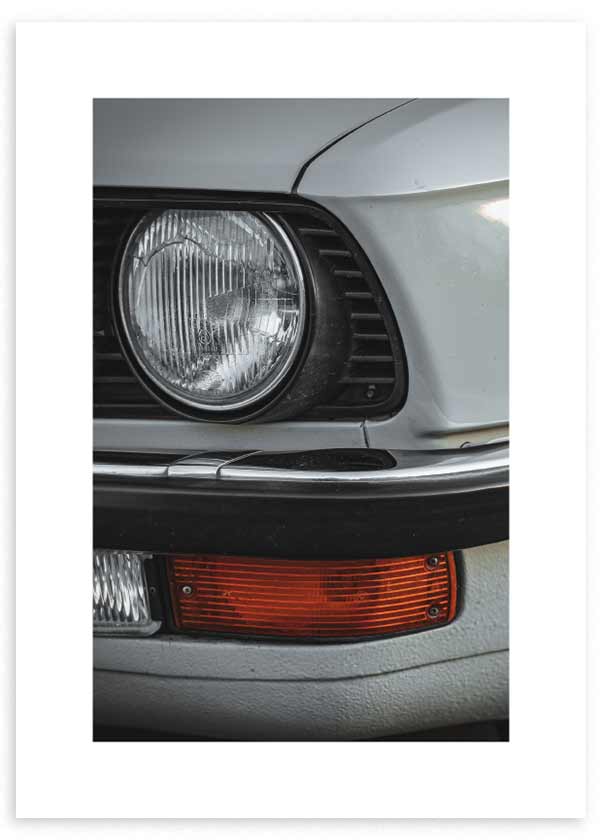 cuadro fotografía coche vintage blanco. Lámina decorativa de foto de coche vintage antiguo.