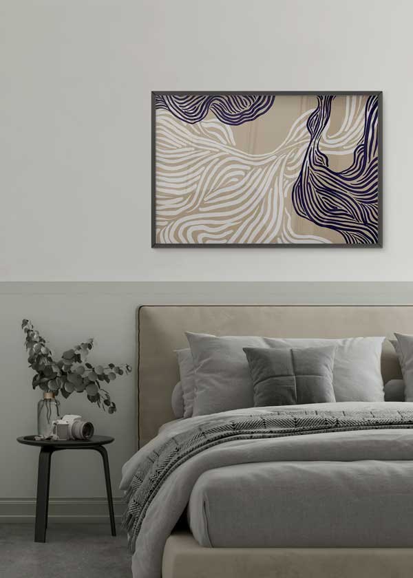 Cuadro horizontal de ilustración abstracta de trazos en blanco y azul sobre fondo beige oscuro. Una obra alegre de la colección de Laras.
