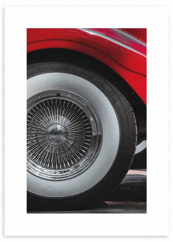 cuadro fotografía de rueda de coche vintage rojo. Lámina decorativa de foto de una rueda de un coche vintage en color rojo.