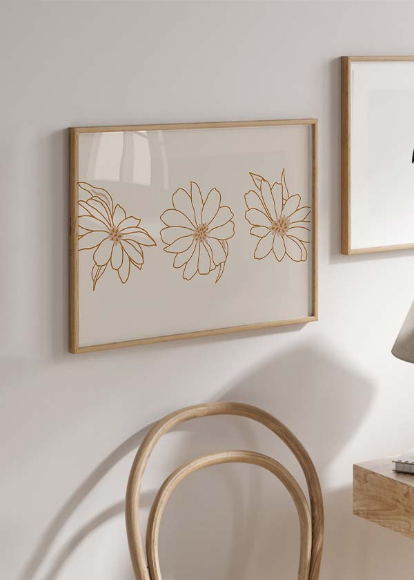 decoración con cuadros, ideas - lámina decorativa de ilustración floral en color beige, tres flores