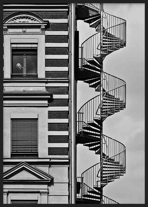 cuadro lámina decorativa en blanco y negro de edificio con escaleras - kuadro