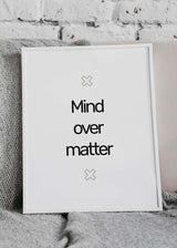 Decoración con cuadros, ideas -  lámina decorativa en blanco y negro y minimalita con texto "mind over matter"