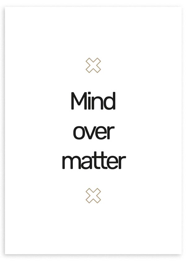 lámina decorativa en blanco y negro y minimalita con texto "mind over matter"