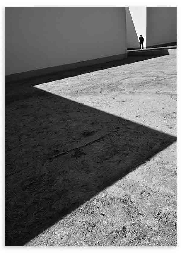 lámina decorativa fotográfica en blanco y negro de edificio y sombras - kuadro