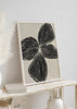 decoración con cuadros, ideas - lámina decorativa de flor abstracta en colores negro y beige oscuro