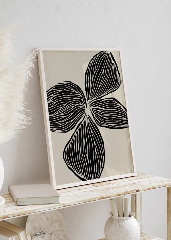 decoración con cuadros, ideas - lámina decorativa de flor abstracta en colores negro y beige oscuro