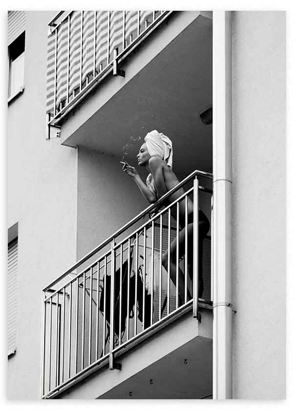 lámina decorativa fotográfica en blanco y negro de mujer en balcón fumando - kuadro