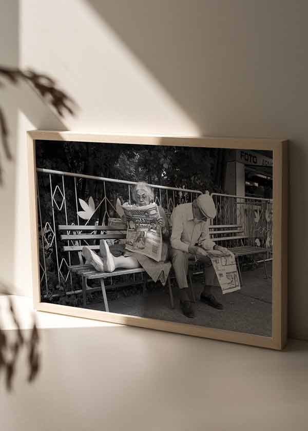 decoración con cuadros, ideas - lámina decorativa fotográfica en blanco y negro de dos ancianos leyendo el periódico en un banco - kuadro