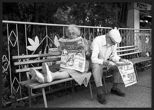 cuadro lámina decorativa fotográfica en blanco y negro de dos ancianos leyendo el periódico en un banco - kuadro
