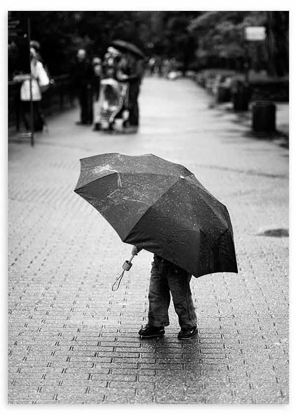 lámina decorativa fotográfica en blanco y negro de niño con paraguas, lluvia - kuadro