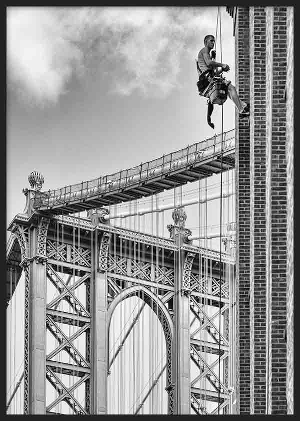 cuadro lámina decorativa fotográfica en blanco y negro de obrero colgado sobre edificio de Brooklyn - kuadro