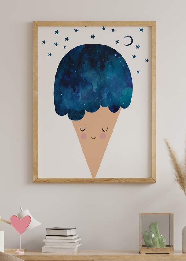 decoración con cuadros, ideas - lámina decorativa infantil de ilustración graciosa de helado cucuricho azul y estrellas - kuadro