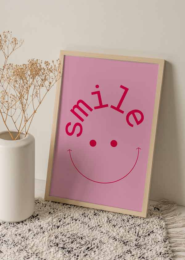 decoración con cuadros, ideas - lámina decorativa de ilustración con cara smiley rosa y palabra smile - kuadro