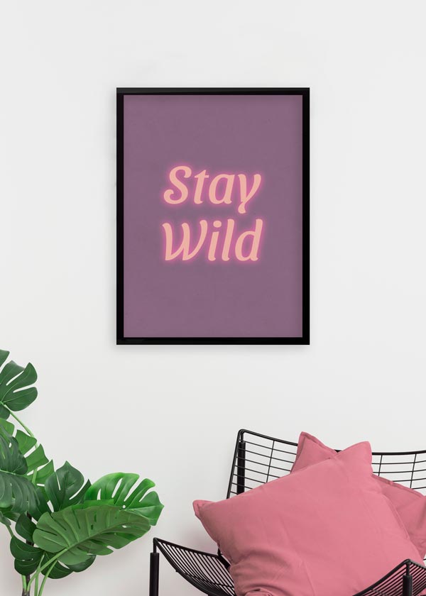 Decoración con cuadros, ideas -  cuadro con frase Stay Wild sobre fondo morado. Efecto neon y color rosa.. Lámina decorativa.