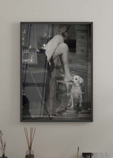 decoración con cuadros, ideas - lámina decorativa en blanco y negro y fotográfica de mujer sentada con un perro - kuadro
