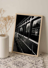 decoración con cuadros, ideas - lámina decorativa fotográfica en blanco y negro de mujer en tren - kuadro