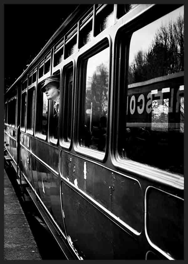 cuadro lámina decorativa fotográfica en blanco y negro de mujer en tren - kuadro