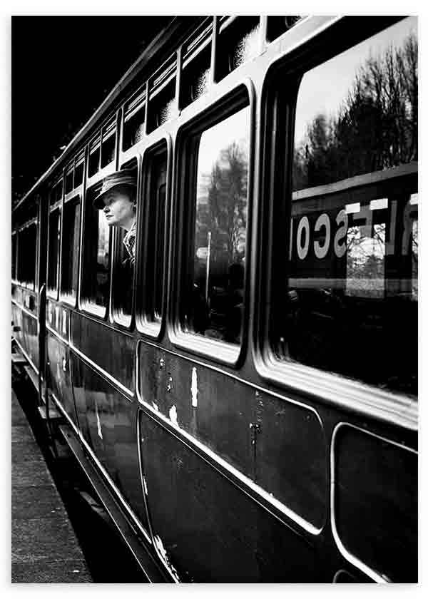 lámina decorativa fotográfica en blanco y negro de mujer en tren - kuadro
