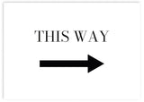 lámina decorativa en blanco y negro y minimalista con frase "This way" y una flecha