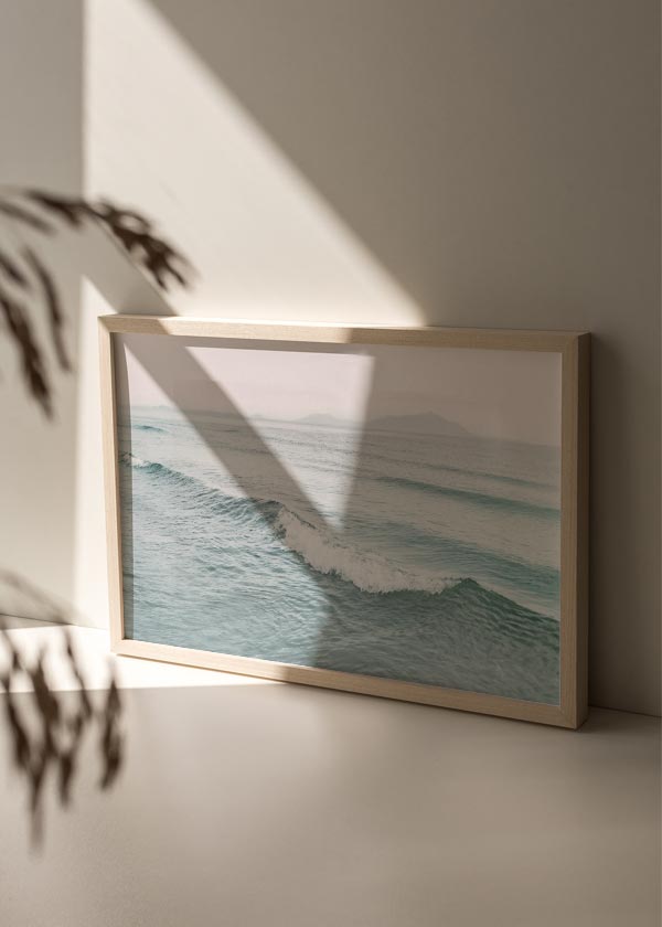 decoración con cuadros, ideas - lámina decorativa de mar y olas, montañas al fondo, fotografía - kuadro